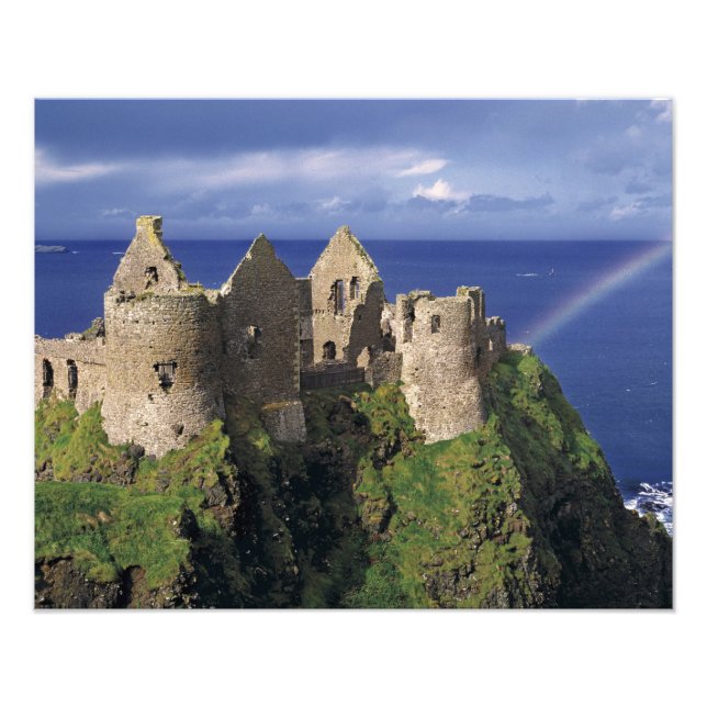 Foto Um arco-íris atinge o castelo medieval de Dunluce  (Frente)