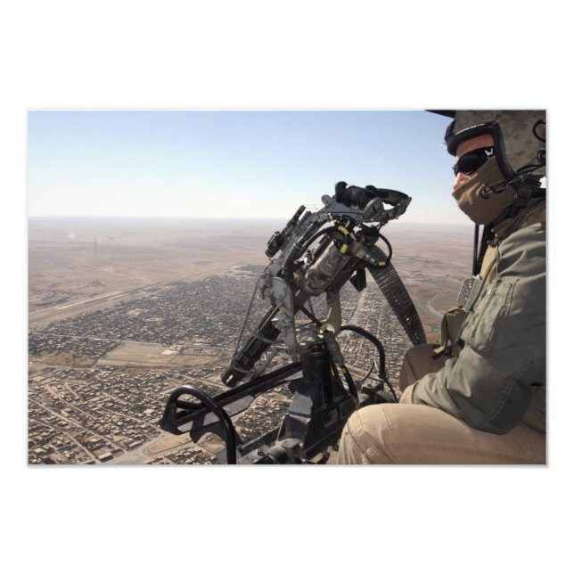 Foto Um chefe de tripulação procura atividade suspeita (Frente)