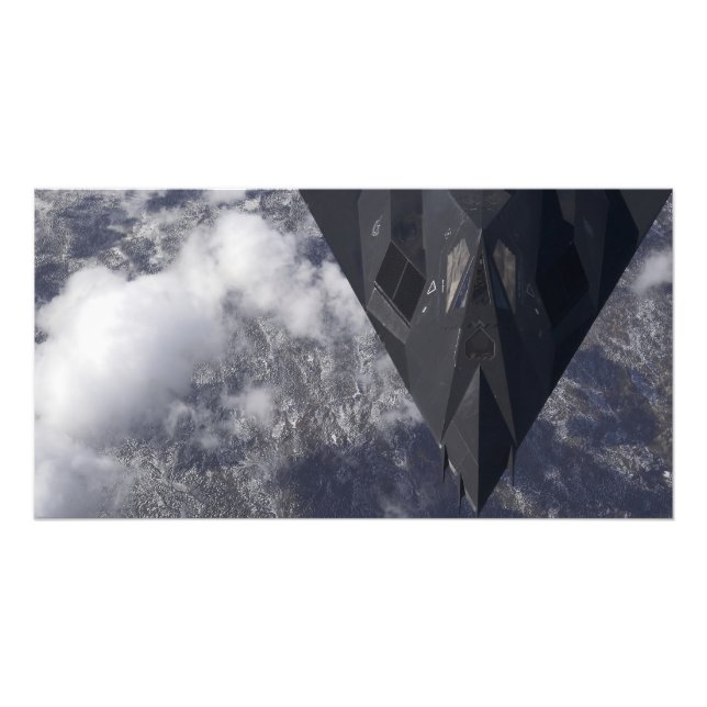 Foto Um F-117A Nighthawk voa alto sobre a montanha (Frente)