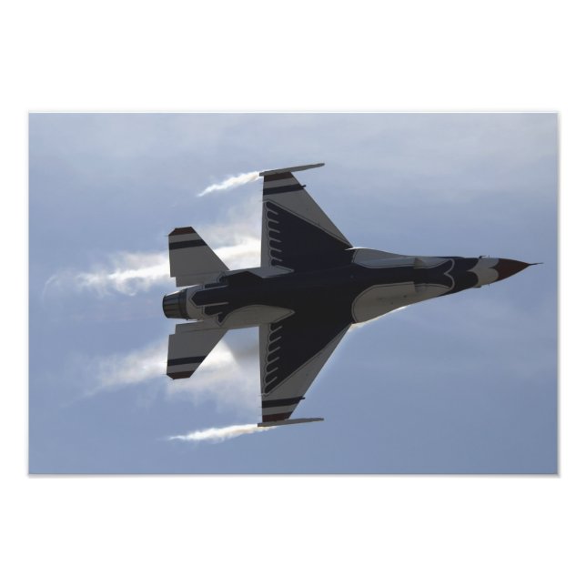 Foto Um Falcão de Combate F-16 puxa o G (Frente)