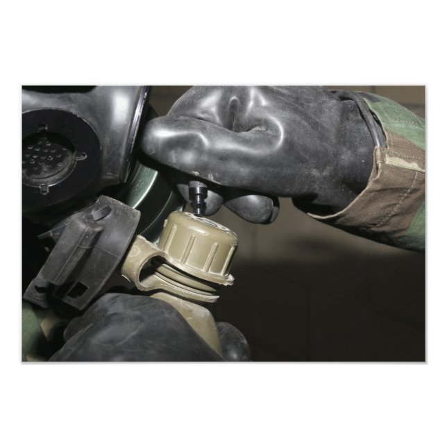 Foto Um fuzileiro insere um tubo de bebendo em seu cant (Frente)