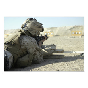 Foto Um fuzileiro naval ateia fogo a um rifle de