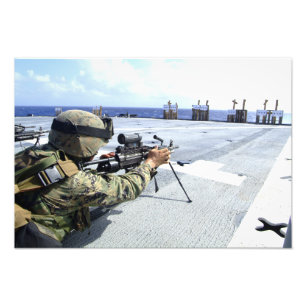 Foto Um fuzileiro naval dos E.U. que ajusta sua arma