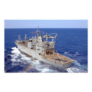 Foto Um helicóptero cancela a plataforma de vôo