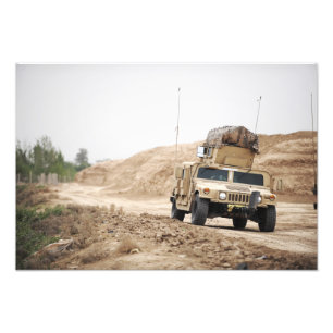 Foto Um Humvee conduz a segurança