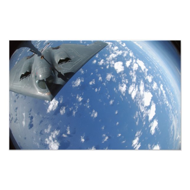 Foto Um KC-135 Stratotanker reabastece um Espírito B-2 (Frente)