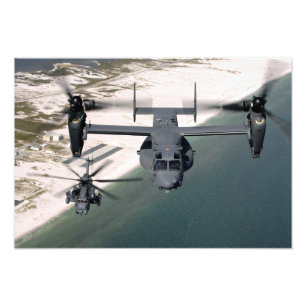 Foto Um Osprey CV-22 e um MH-53 pavimentam o ponto