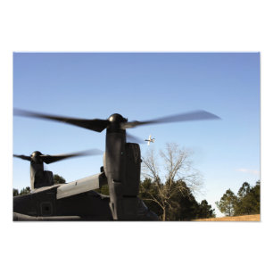 Foto Um Osprey CV-22 prepara-se para descolar