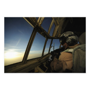 Foto Um piloto de Hércules C-130 examina o horizonte
