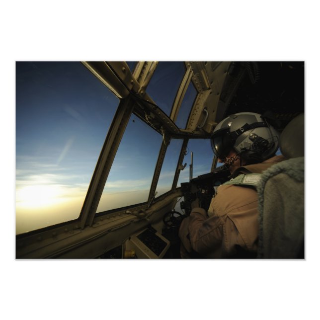 Foto Um piloto de Hércules C-130 examina o horizonte (Frente)