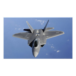 Foto Um raptor F-22 move-se na posição para receber f