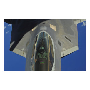 Foto Um Raptor F-22 recebe combustível de um KC-135