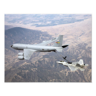 Foto Um Raptor F-22 recebe combustível de um KC-135