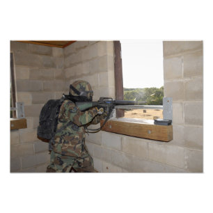 Foto Um soldado actua como uma força da oposição