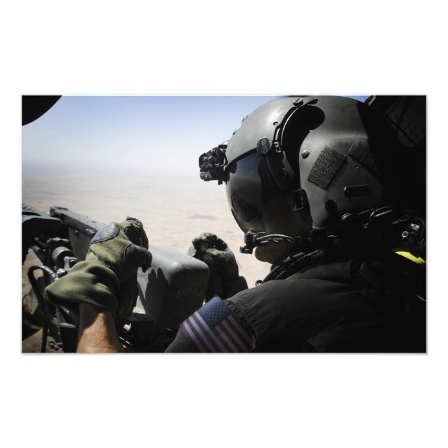 Foto Um soldado fornece segurança (Frente)