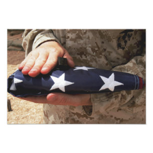 Foto Um soldado guardara a bandeira dos Estados Unidos