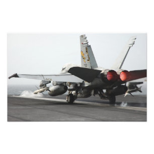 Foto Um zangão de F/A-18C lança-se da plataforma de v