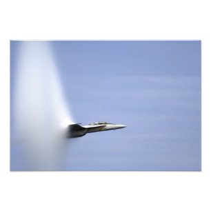 Foto Um zangão super de F/A-18E alcança a velocidade