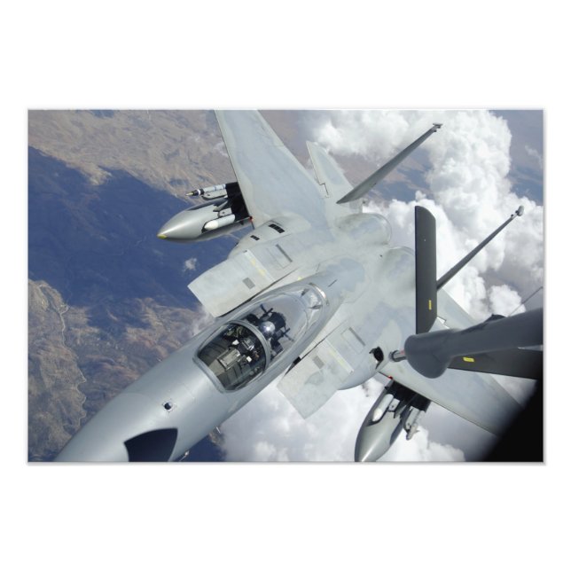 Foto Uma águia F-15 se afasta de um KC-135 (Frente)