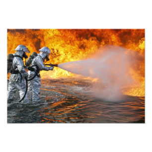 Foto Uma equipe da luta contra o incêndio do salvament