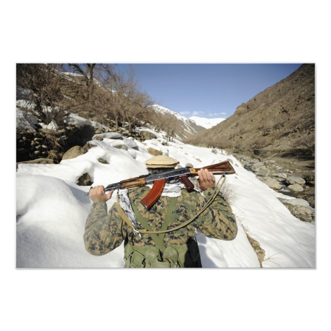 Foto Uma Guarda Mujahadeen caminha com o membro militar (Frente)