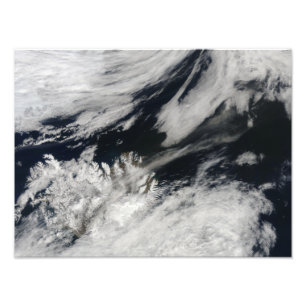 Foto Uma pluma de cinzas de cinza pálida sopra do cume