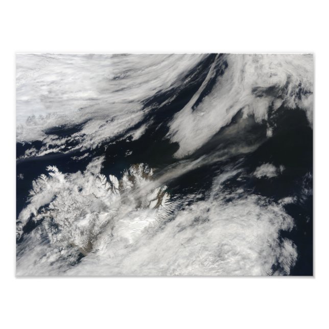 Foto Uma pluma de cinzas de cinza pálida sopra do cume (Frente)