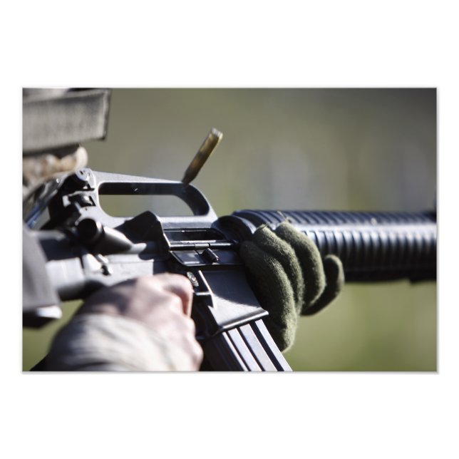 Foto Uma rodada voa da câmara de um M-16A2 (Frente)