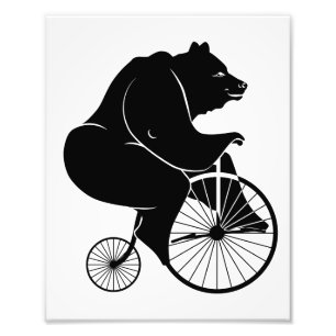 Foto Urso que monta uma bicicleta do Farthing da moeda