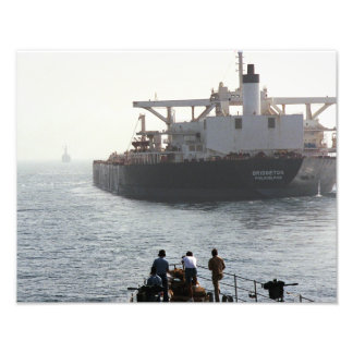 Foto USS Kidd (DDG-993) atrás da Bridgeton dos EUA