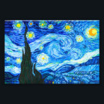 Foto Van Gogh Starry Night<br><div class="desc">Foto Impressão com a pintura a óleo de Vincent van Gogh The Starry Night (1889). Inspirada pela sua estadia num asilo,  a arte representa uma aldeia debaixo de um céu noturno de lua azul e amarela e estrelas. Um presente de excelente para fãs do Poste-impressionismo e da arte holandesa.</div>