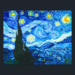 Foto Van Gogh Starry Night<br><div class="desc">Foto Impressão com a pintura a óleo de Vincent van Gogh The Starry Night (1889). Inspirada pela sua estadia num asilo,  a arte representa uma aldeia debaixo de um céu noturno de lua azul e amarela e estrelas. Um presente de excelente para fãs do Poste-impressionismo e da arte holandesa.</div>