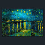 Foto Van Gogh Starry Night Over the Rhône<br><div class="desc">Foto Impressão com a pintura a óleo de Vincent van Gogh na Noite Estrelada sobre o Ródano (1888). As estrelas amarelas brilhantes decoram o céu azul noturno como um casal rolando ao longo de um riverbank em Arles. Um presente perfeito para fãs de Impressionismo Poste e arte holandesa.</div>