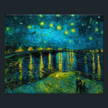 Foto Van Gogh Starry Night Over the Rhône<br><div class="desc">Foto Impressão com a pintura a óleo de Vincent van Gogh na Noite Estrelada sobre o Ródano (1888). As estrelas amarelas brilhantes decoram o céu azul noturno como um casal rolando ao longo de um riverbank em Arles. Um presente perfeito para fãs de Impressionismo Poste e arte holandesa.</div>