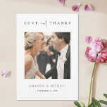 Foto Verde Elegante Obrigado Cartão De Casamento<br><div class="desc">Este simples modelo de cartões de agradecimentos de casamento de fotos personalizadas apresenta um design moderno, elegante, minimalista. A forma padrão é cantos nítidos padrão, mas cantos arredondados também funcionam maravilhosamente com este design, então tente ambos os modos de aparência e veja qual deles o agarra! A frente apresenta sua...</div>