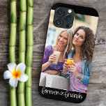 Foto vertical da tipografia cardíaca dos amigos do<br><div class="desc">Legal capas de iphone com sua própria foto personalizada. Um belo presente fotográfico com uma capa de texto que lê "amigos para sempre" em letra de mão e está ligado a um coração amoroso. O modelo de foto está configurado para que você adicione sua foto que será exibida no formato...</div>