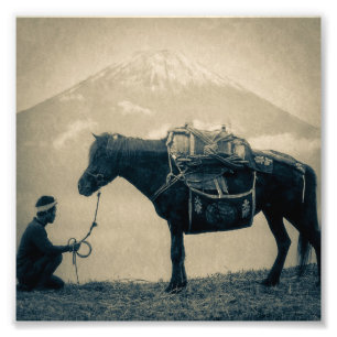 Foto Viajante do vintage e seu cavalo na maneira a