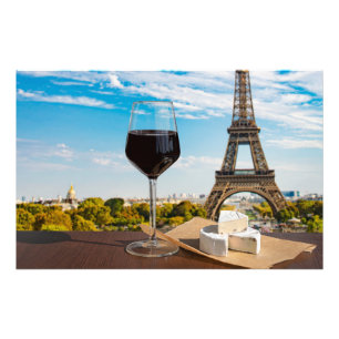 Foto Vidro de vinho com queijo ceroso na torre Eiffel
