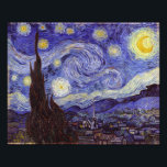 Foto Vincent Van Gogh Starry Night Vintage Fine Art<br><div class="desc">Vincent van Gogh Starry Night Fine Art Painting Starry Night Starry Night é uma pintura do artista poste-impressionista holandês Vincent van Gogh. O céu azul à noite está cheio de nuvens, estrelas e uma lua crescente brilhante. A Noite Estrelada é a única noturna na série de visões da janela do...</div>