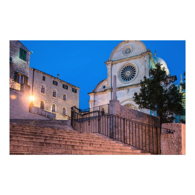 Foto Visão noturna das escadas e da igreja em Split, Cr (Frente)