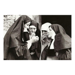 Fotografia Antiga de Freiras Fumando