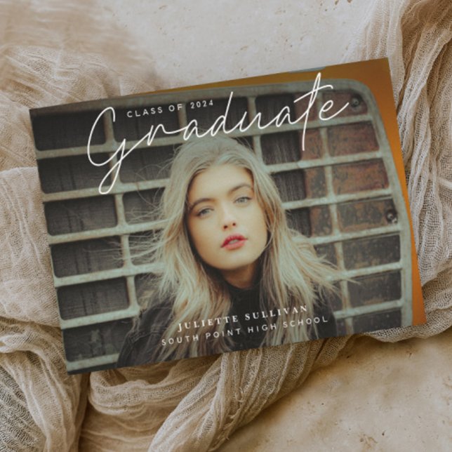 Fotografia de Formatura com Letra Simples (Elegant modern script graduate photo graduation invitation announcement.)