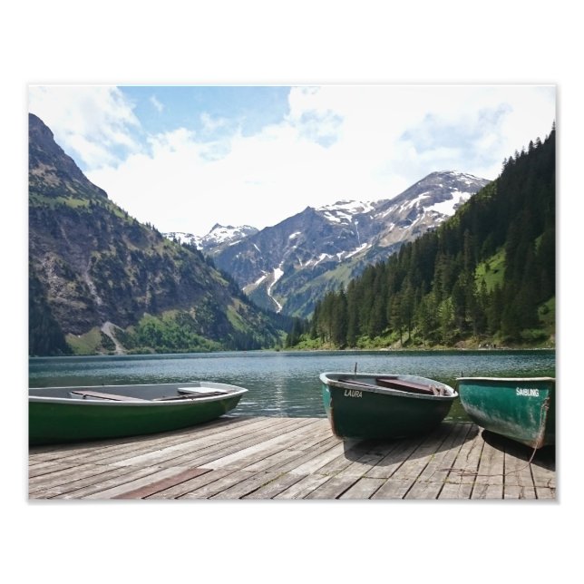 Fotografia de um Lago Alpino Tranquilo e Barcos (Frente)