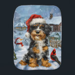Fralda De Boca Bernedoodle Dog Winter Wonderland Christmas<br><div class="desc">Este design festivo captura o espírito alegre da época de férias, apresentando um adorável filhote vestindo um chapéu de Papai Noel. O cachorro está aninhado numa terra maravilhosa de inverno, completo com um boneco de neve, uma árvore de Natal decorada, e presentes lindamente envoltos. Os flocos de neve caem suavemente,...</div>
