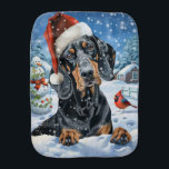 Fralda De Boca Bluetick Coonhound Winter Wonderland Christmas<br><div class="desc">Este design festivo captura o espírito alegre da época de férias, apresentando um adorável filhote vestindo um chapéu de Papai Noel. O cachorro está aninhado numa terra maravilhosa de inverno, completo com um boneco de neve, uma árvore de Natal decorada, e presentes lindamente envoltos. Os flocos de neve caem suavemente,...</div>