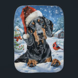 Fralda De Boca Bluetick Coonhound Winter Wonderland Christmas<br><div class="desc">Este design festivo captura o espírito alegre da época de férias, apresentando um adorável filhote vestindo um chapéu de Papai Noel. O cachorro está aninhado numa terra maravilhosa de inverno, completo com um boneco de neve, uma árvore de Natal decorada, e presentes lindamente envoltos. Os flocos de neve caem suavemente,...</div>