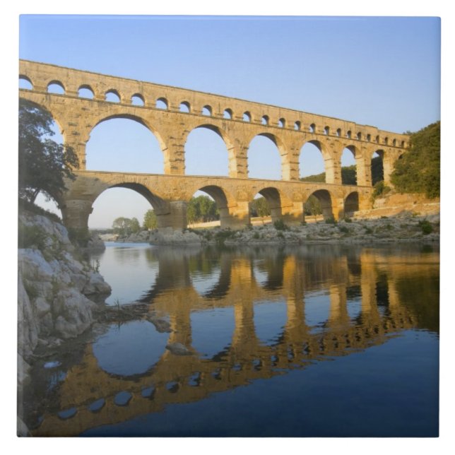 França, Avinhão. O aqueduto romano Pont du Gard (Frente)