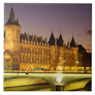 França, Paris, Conciergerie e rio Sena em