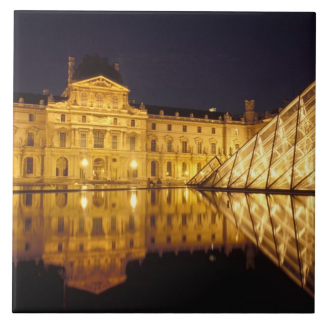 França, Paris, museu Louvre à noite. (Frente)