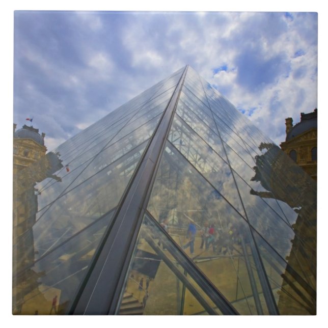 França, Paris. Nuvens se refletem no Louvre (Frente)